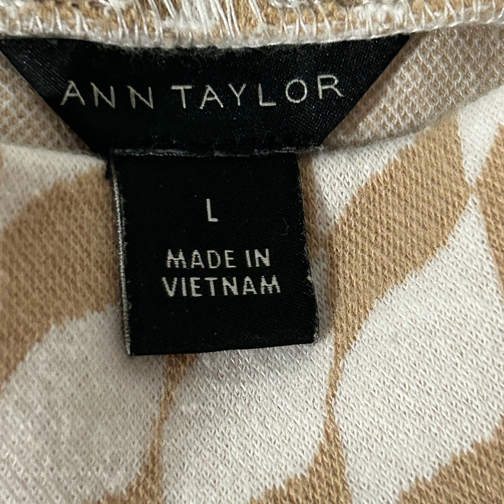 Ann Taylor Women’s Large Tan White Geometric Long Sleeve Top Button Cuff Shirt - Picture 6 of 6